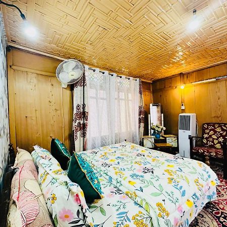 Houseboat New Retreat Group Bed & Breakfast Srinagar  Ngoại thất bức ảnh