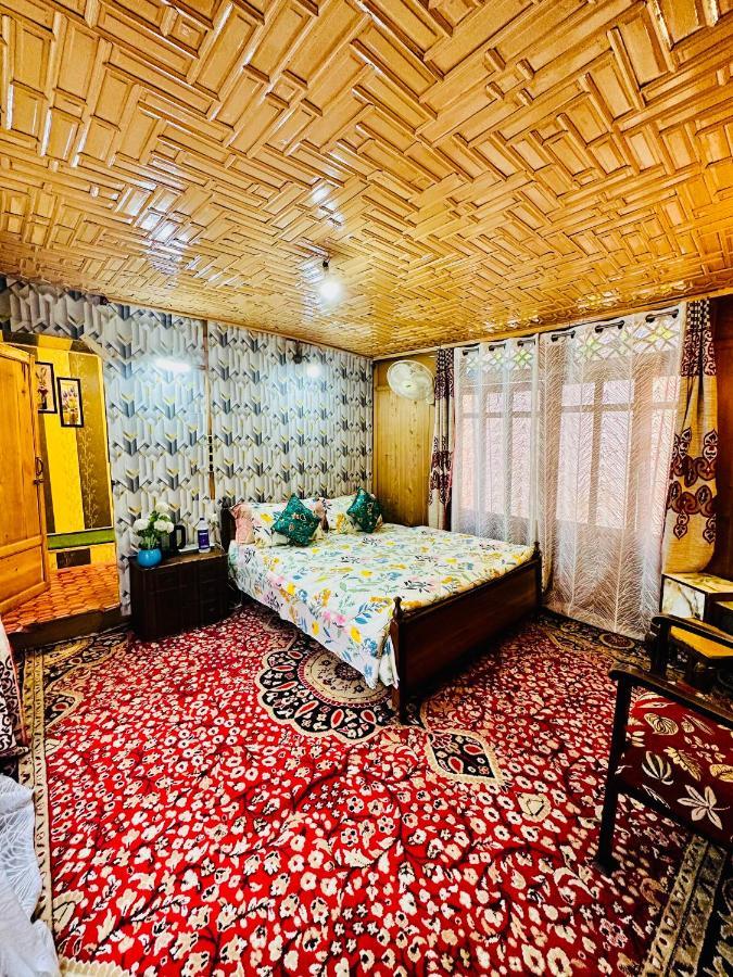 Houseboat New Retreat Group Bed & Breakfast Srinagar  Ngoại thất bức ảnh
