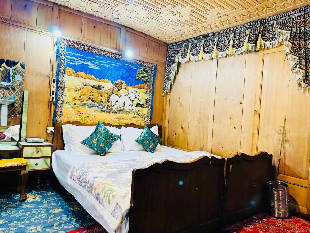 Houseboat New Retreat Group Bed & Breakfast Srinagar  Ngoại thất bức ảnh