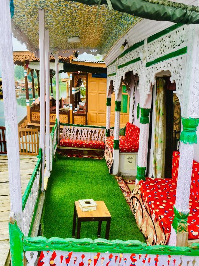 Houseboat New Retreat Group Bed & Breakfast Srinagar  Ngoại thất bức ảnh