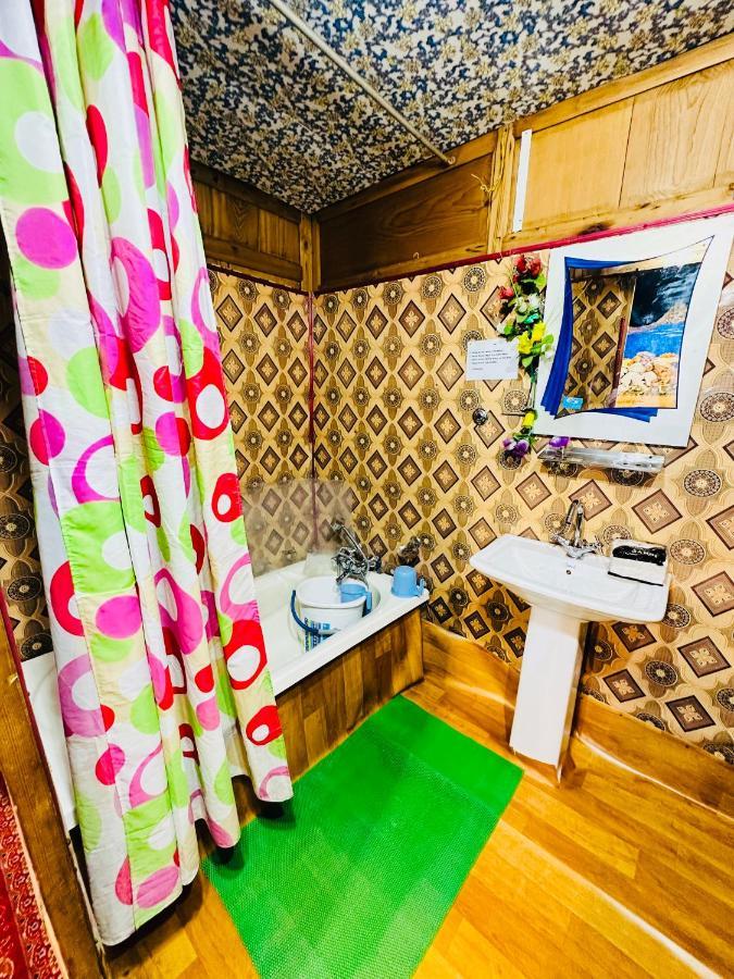 Houseboat New Retreat Group Bed & Breakfast Srinagar  Ngoại thất bức ảnh